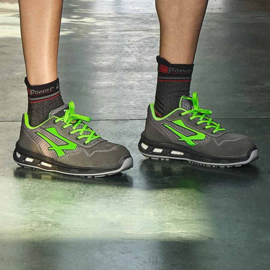 Scarpa antinfortunistica U-Power Point indossata durante il lavoro, suola antiscivolo FO SR