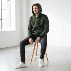 Felpa con cappuccio Kapriol Slick indossata in posizione seduta, abbigliamento da lavoro versatile