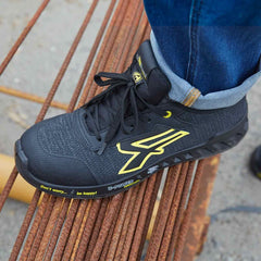 Scarpa antinfortunistica U-Power Frank indossata su superficie da lavoro