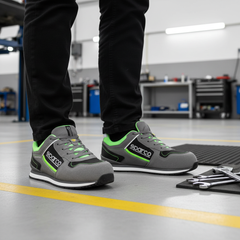 Scarpa antinfortunistica Sparco Gymkhana Chester indossata in ambiente industriale, dettaglio uso pratico