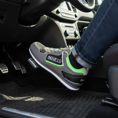 Scarpa antinfortunistica Sparco Gymkhana Chester indossata in ambiente industriale, dettaglio uso pratico