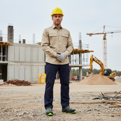 Lavoratore con scarpe antinfortunistiche Sparco Indy Texas in cantiere edile