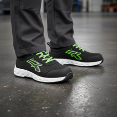 Scarpa da lavoro U-Power Mitch indossata su pavimento industriale