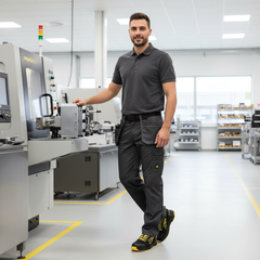 Operatore con scarpe antinfortunistiche U-Power Fitz ESD in magazzino logistico