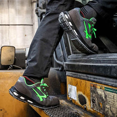 Operaio con scarpe antinfortunistiche U-Power Point in ambiente di assemblaggio industriale