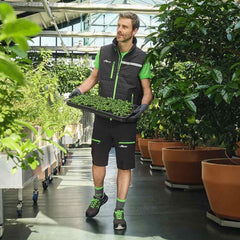 Lavoratore con scarpe da lavoro U-Power Point Red Carpet in ambiente professionale